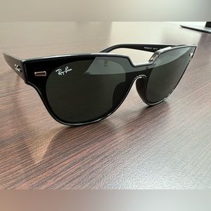 Black Ray-Ban